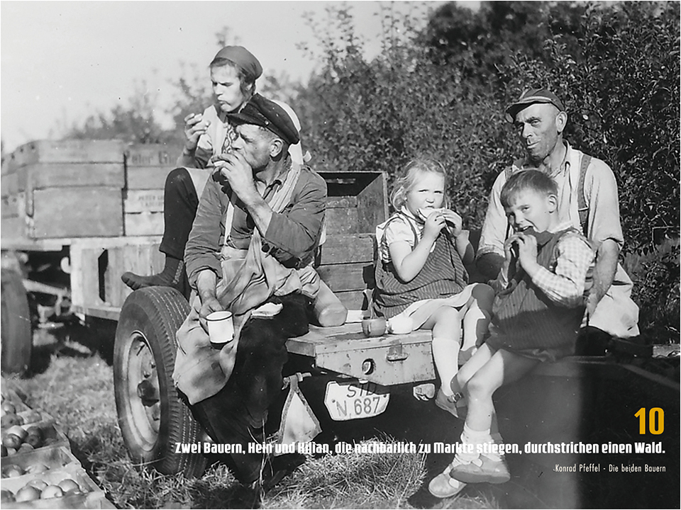 Rolker Ökofrucht Oktober Ansichten 2024 Historisches Erntefoto in Schwarz-Weiss, Familie beim Pausenbrot auf dem Erntewagen mit Apfelkisten